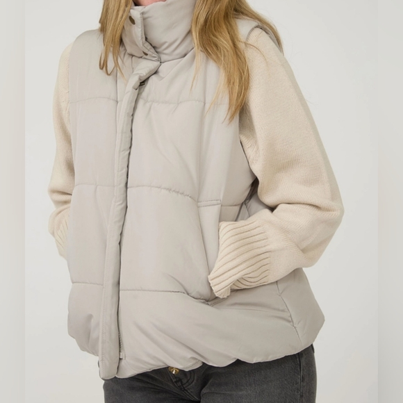 #790 🛑048 S,M,L Fabulous Solid Zip Up Puffer Vest - Picture 6 of 9